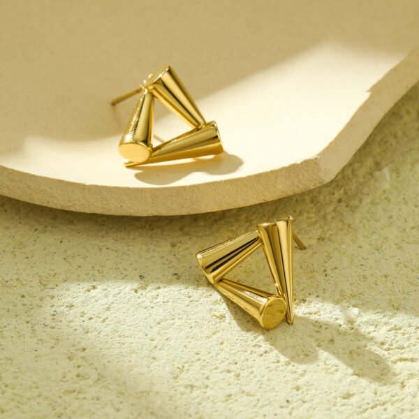 Conical triangle design earrings - Image 4