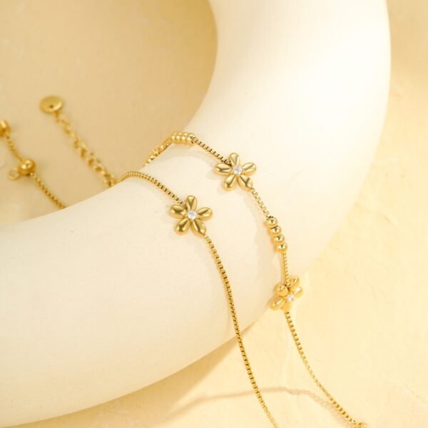 18k flower diamond fashion luxury bracelet - Image 2